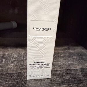 Laura Mercier Mattifying Moisturizer in White